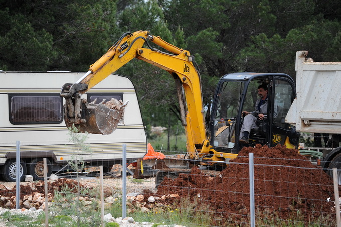 Vir, 060513.
Ministarstvo graditeljstva nastavilo je akciju uklanjanja bespravno sagradjenih objekata na otoku Viru. Danas su u uvali Srpljica rusena tri prizemna objekta i gusterna za vodu, a u narednim danima ce se ukloniti jos sest objekata.
Na fotogra