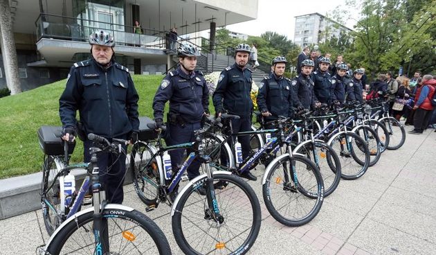 Ispred Gradske uprave predstavljen projekt policajaca na biciklima. Policajac Vanja Catalinac. Photo: Goran Jakus/PIXSELL