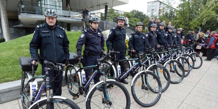 Ispred Gradske uprave predstavljen projekt policajaca na biciklima. Policajac Vanja Catalinac. Photo: Goran Jakus/PIXSELL