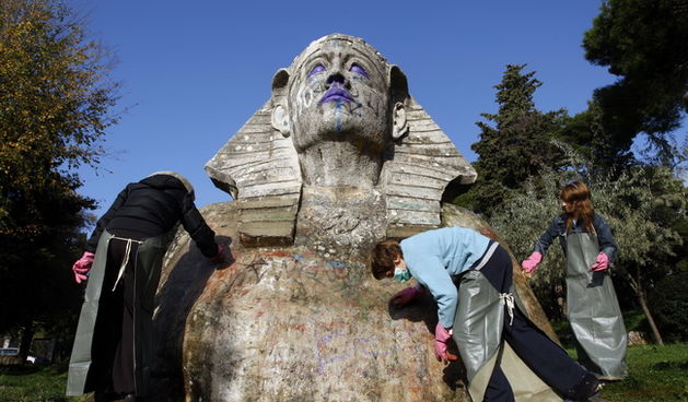 Zadar, 241109. Ucenici Privatne gimnazije i osnovne privatne skole Nova, jutros su imali akciju ciscenja kipa Sfinge koji se nalazi u parku kod starackog doma, a koji je bio isaran grafitima. Na fotografiji: ucenici prilikom ciscenja. Foto: Jure Miskovic