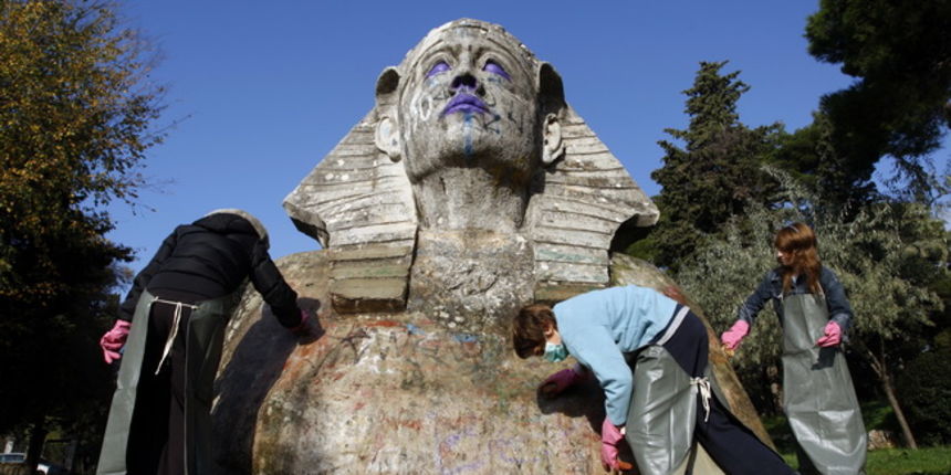 Zadar, 241109. Ucenici Privatne gimnazije i osnovne privatne skole Nova, jutros su imali akciju ciscenja kipa Sfinge koji se nalazi u parku kod starackog doma, a koji je bio isaran grafitima. Na fotografiji: ucenici prilikom ciscenja. Foto: Jure Miskovic