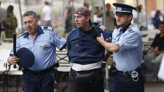 Temisvar, Rumunjska, 011009.
Na jednom od gradskih trgova doslo je do sukoba izmedju navijaca Dinama i rumunjskih navijaca pred utakmicu Temisvar – Dinamo. Policija je nerede vrlo brzo ugusila.
Foto: CROPIX Temisvar, Rumunjska, 011009.
Na jednom od gradskih trgova doslo je do sukoba izmedju navijaca Dinama i rumunjskih navijaca pred utakmicu Temisvar – Dinamo. Policija je nerede vrlo brzo ugusila.
Foto: CROPIX