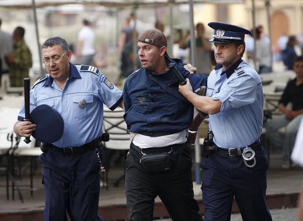 Temisvar, Rumunjska, 011009.
Na jednom od gradskih trgova doslo je do sukoba izmedju navijaca Dinama i rumunjskih navijaca pred utakmicu Temisvar – Dinamo. Policija je nerede vrlo brzo ugusila.
Foto: CROPIX Temisvar, Rumunjska, 011009.
Na jednom od gradskih trgova doslo je do sukoba izmedju navijaca Dinama i rumunjskih navijaca pred utakmicu Temisvar – Dinamo. Policija je nerede vrlo brzo ugusila.
Foto: CROPIX
