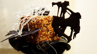 Pula, 281211.
U galeriji Makina otvorena je izlozba jestivih slastica povodom skorog otvorenja butika slastica “Skatulica by Stare Uzance” vlasnika Sandra Francula i Sanje Rakic Francula. Izlozene kolace posjetitelji su mogli kusati pa je sama izlozba nak