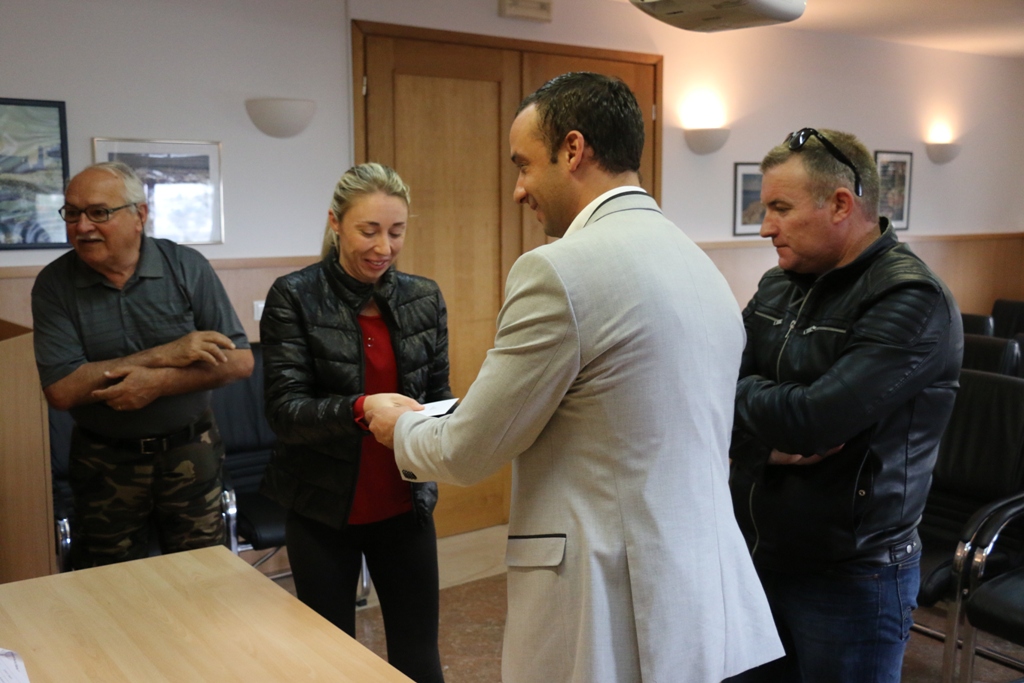 Vir: Dodjela materijalne pomoći roditeljima za nabavku udžbenika i školske opreme Vir: Dodjela materijalne pomoći roditeljima za nabavku udžbenika i školske opreme