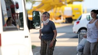 Dan poslije nesrece ceskih turista, Ozlijedjeni Cesi dovezeni su kombijma hitne pomoci iz gospicke bolnice te su ukrcani u avion. Foto: Jure Miskovic / CROPIX Dan poslije nesrece ceskih turista, Ozlijedjeni Cesi dovezeni su kombijma hitne pomoci iz gospicke bolnice te su ukrcani u avion. Foto: Jure Miskovic / CROPIX