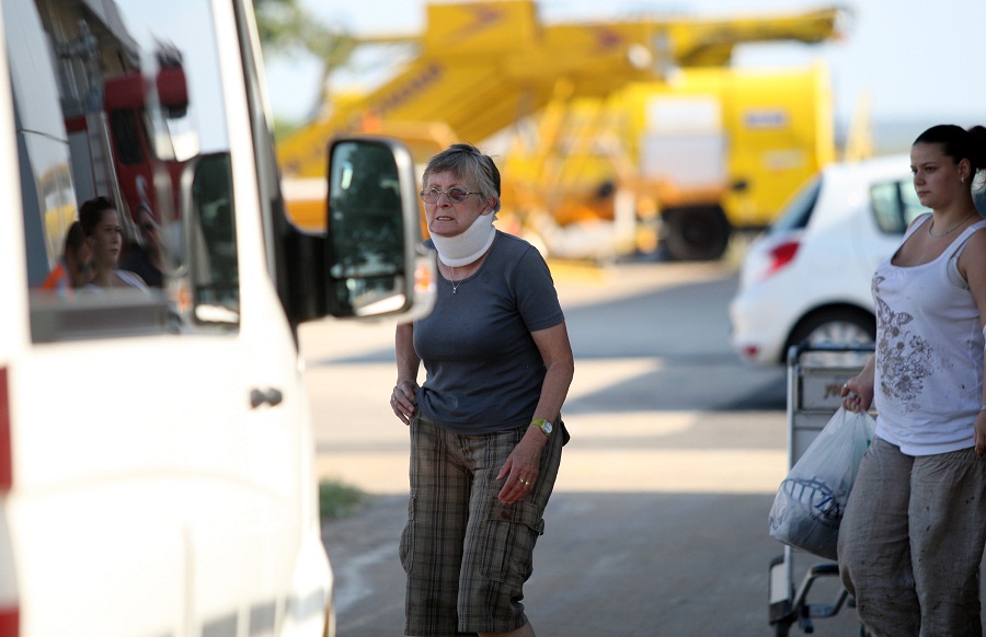 Dan poslije nesrece ceskih turista, Ozlijedjeni Cesi dovezeni su kombijma hitne pomoci iz gospicke bolnice te su ukrcani u avion. Foto: Jure Miskovic / CROPIX Dan poslije nesrece ceskih turista, Ozlijedjeni Cesi dovezeni su kombijma hitne pomoci iz gospicke bolnice te su ukrcani u avion. Foto: Jure Miskovic / CROPIX