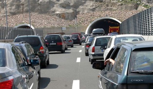 Prometna gužva (Foto: Branislav Grgurović/Cropix)