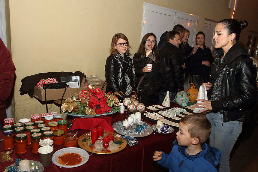 Bibinje: Božićni sajam na Trgu Franje Tuđmana Bibinje: Božićni sajam na Trgu Franje Tuđmana