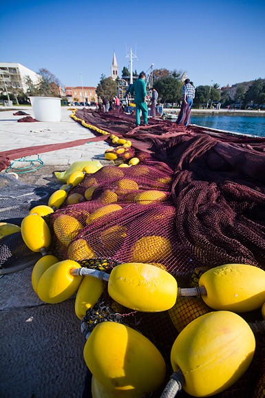 Ribar krpa mrižu svoju (foto:Saša Čuka) Ribar krpa mrižu svoju (foto:Saša Čuka)