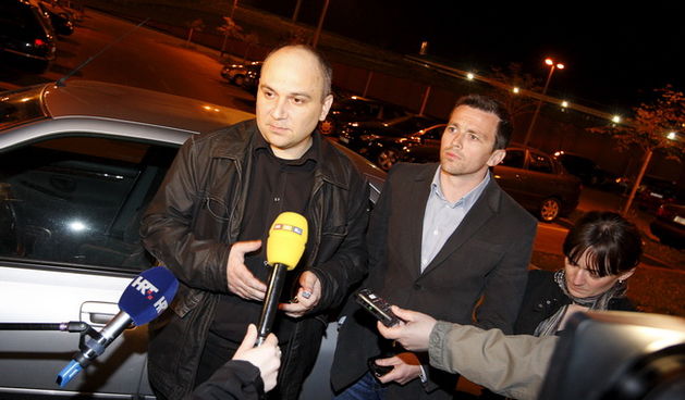 Zagreb, 070410. Marko Rakar osumnjicen da je objavio Registar branitelja izasao je iz policije u Heinzelovoj u pratnji odvjetnika Mare Mihocevica.  Na slici: Marko Rakar u drustvu odvjetnika daje izjavu za medije. Foto: Ronald Gorsic / CROPIX