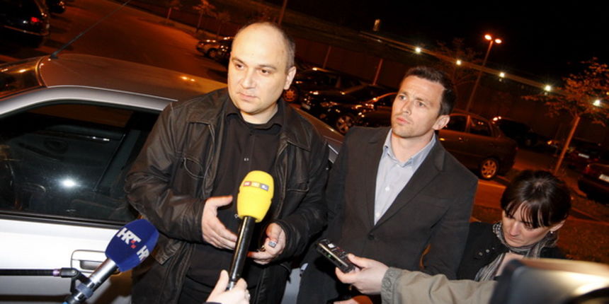 Zagreb, 070410. Marko Rakar osumnjicen da je objavio Registar branitelja izasao je iz policije u Heinzelovoj u pratnji odvjetnika Mare Mihocevica. Na slici: Marko Rakar u drustvu odvjetnika daje izjavu za medije. Foto: Ronald Gorsic / CROPIX Zagreb, 070410. Marko Rakar osumnjicen da je objavio Registar branitelja izasao je iz policije u Heinzelovoj u pratnji odvjetnika Mare Mihocevica. Na slici: Marko Rakar u drustvu odvjetnika daje izjavu za medije. Foto: Ronald Gorsic / CROPIX