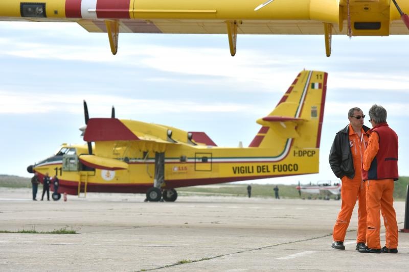 U sklopu Medjunarodne konferencije o gasenju pozara iz zraka (Aerial Firefighting Conference), u zrakoplovnoj bazi HRZ Zemunik odrzala se pokazna vjezba na kojoj su sudjelovali protupozarni avioni i helikopteri iz sastava 93. zrakoplovne baze u Zemuniku, U sklopu Medjunarodne konferencije o gasenju pozara iz zraka (Aerial Firefighting Conference), u zrakoplovnoj bazi HRZ Zemunik odrzala se pokazna vjezba na kojoj su sudjelovali protupozarni avioni i helikopteri iz sastava 93. zrakoplovne baze u Zemuniku,