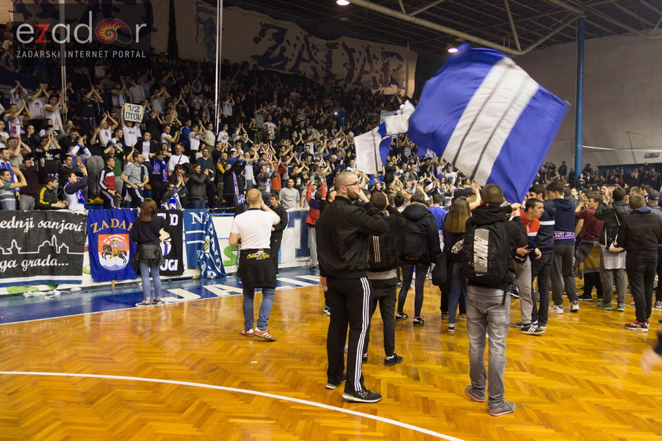 Humanitarno gledanje utakmice Zadar-Cibona (85-84) u Jazinama Humanitarno gledanje utakmice Zadar-Cibona (85-84) u Jazinama