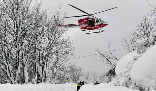 Akcija spašavanja zatpanih ljudi u hotelu nakon lavine na planini Gran Sasso u Italji