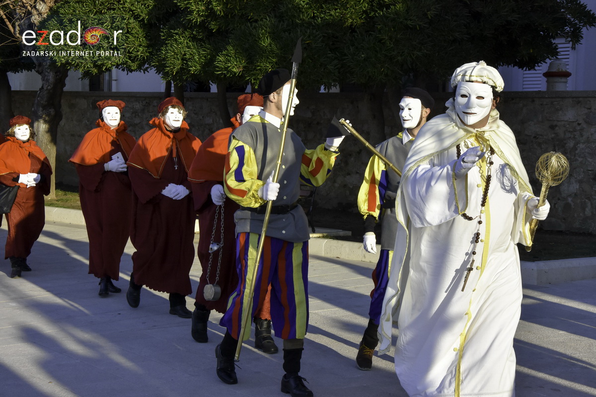 Paški zimski karneval 2018: Karnevalska povorka prošla ulicama grada do Pijace