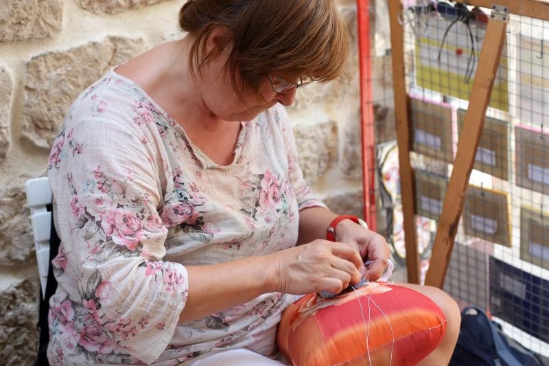 Paške čipkarice na djelu u izradi paške čipke, Foto: Luka Stanzl/PIXSELL