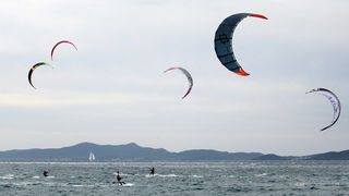 Zadar, 040410.
Na zadarskoj rivi u organizaciji kluba kluba Spinaker odrzala se prva medjunarodna kitesurfing regata, uz sudjelovanje natjecatelja iz Hrvatske, Ceske, Austrije i Slovenije. 
Na fotografiji natjecanje u zadarskom kanalu.
Foto: Vladimir Ivan