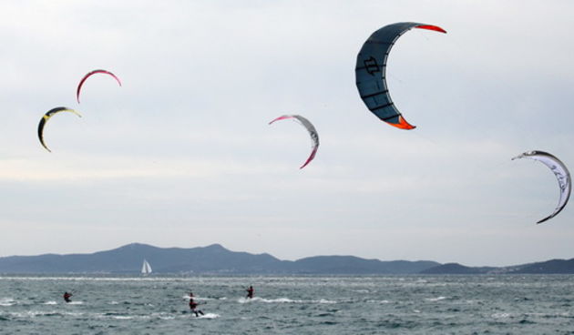 Zadar, 040410.
Na zadarskoj rivi u organizaciji kluba kluba Spinaker odrzala se prva medjunarodna kitesurfing regata, uz sudjelovanje natjecatelja iz Hrvatske, Ceske, Austrije i Slovenije. 
Na fotografiji natjecanje u zadarskom kanalu.
Foto: Vladimir Ivan