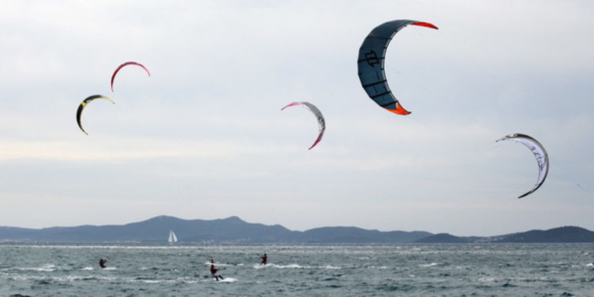 Zadar, 040410.
Na zadarskoj rivi u organizaciji kluba kluba Spinaker odrzala se prva medjunarodna kitesurfing regata, uz sudjelovanje natjecatelja iz Hrvatske, Ceske, Austrije i Slovenije.
Na fotografiji natjecanje u zadarskom kanalu.
Foto: Vladimir Ivan Zadar, 040410.
Na zadarskoj rivi u organizaciji kluba kluba Spinaker odrzala se prva medjunarodna kitesurfing regata, uz sudjelovanje natjecatelja iz Hrvatske, Ceske, Austrije i Slovenije.
Na fotografiji natjecanje u zadarskom kanalu.
Foto: Vladimir Ivan