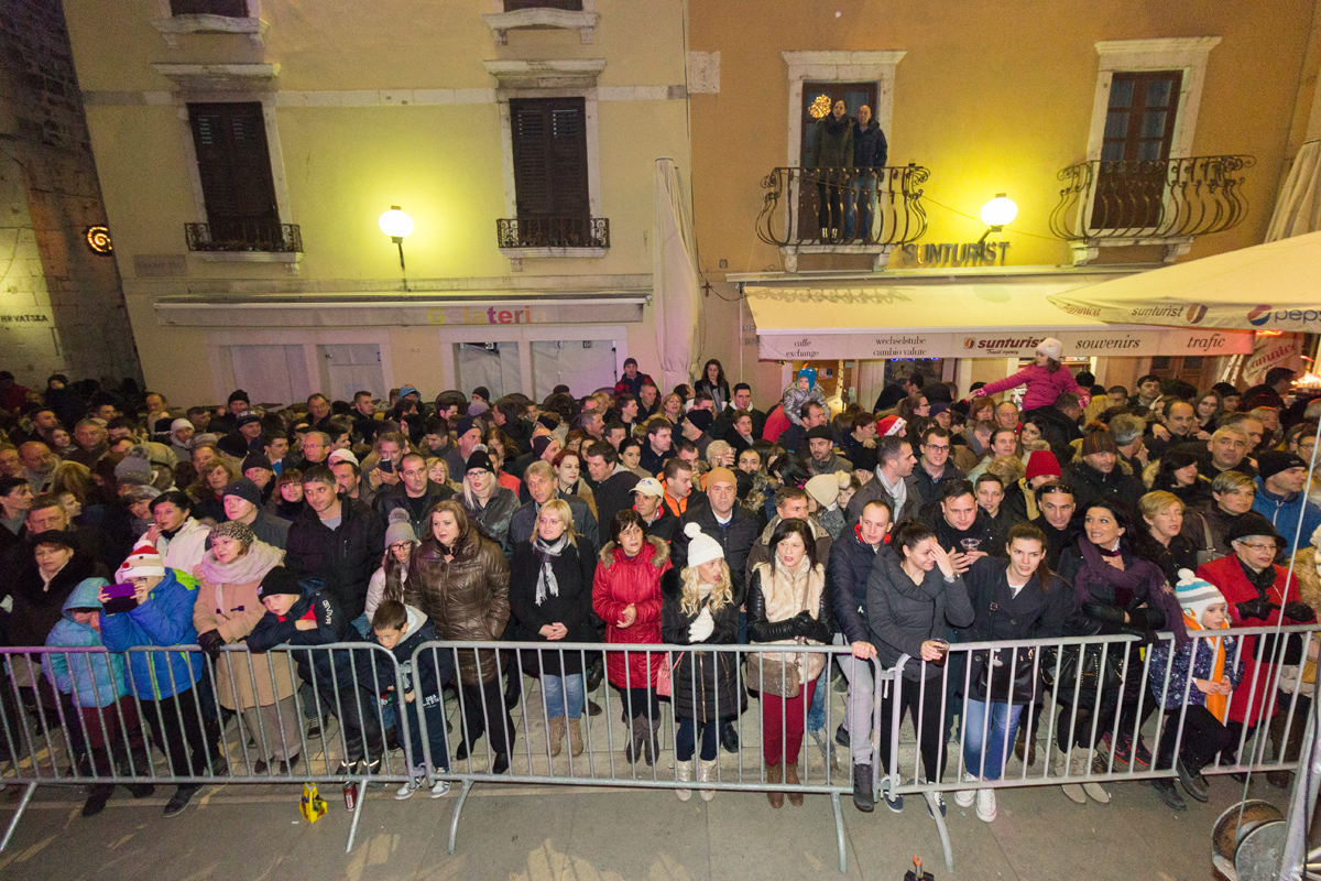 Doček 2017: Najluđa noć na zadarskom Poluotoku privukla više tisuća Zadrana i gostiju Doček 2017: Najluđa noć na zadarskom Poluotoku privukla više tisuća Zadrana i gostiju