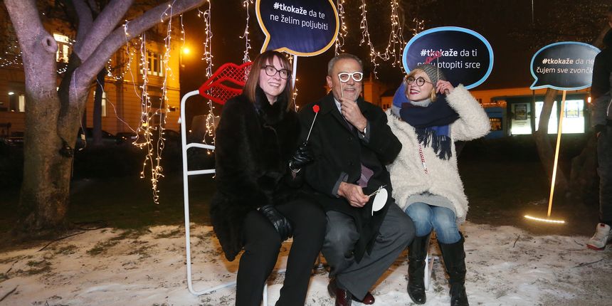 I gradonačenik Bandić sjeo na Klupu ljubavi postavljenu na Trgu kralja Tomislava I gradonačenik Bandić sjeo na Klupu ljubavi postavljenu na Trgu kralja Tomislava