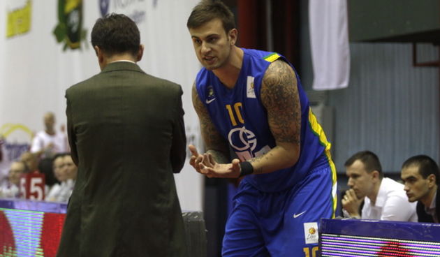 Zagreb, 291011.Dvorana II Doma Sportova.Kosarkaska utakmica ABA lige 5. kolo 2011 / 2012 izmedju KK Cedevita i KK Zagreb CONa slici: Trener Zagreba Vladimir Androic i Mario Kasun.Foto: Nenad Dugi / CROPIX