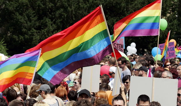 Zagreb, 180611.
Na Trgu zrtava fasizma poceo je “Zagreb Pride 2011”. 
Tema ovogodisnje Povorke ponosa Zagreb Pridea je “Nasih prvih deset”, kojom se zeli zatvoriti prvo desetljece borbe za LGBT prava u Hrvatskoj. Povorka sa Trga zrtava fasizma krece prema