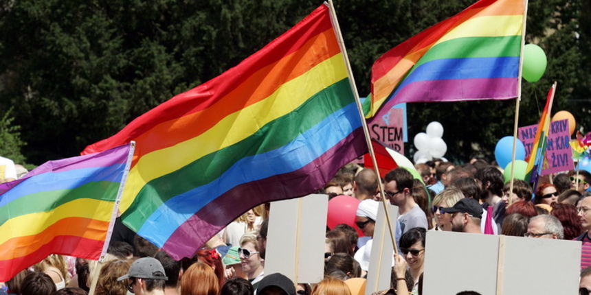 Zagreb, 180611.
Na Trgu zrtava fasizma poceo je “Zagreb Pride 2011”. 
Tema ovogodisnje Povorke ponosa Zagreb Pridea je “Nasih prvih deset”, kojom se zeli zatvoriti prvo desetljece borbe za LGBT prava u Hrvatskoj. Povorka sa Trga zrtava fasizma krece prema
