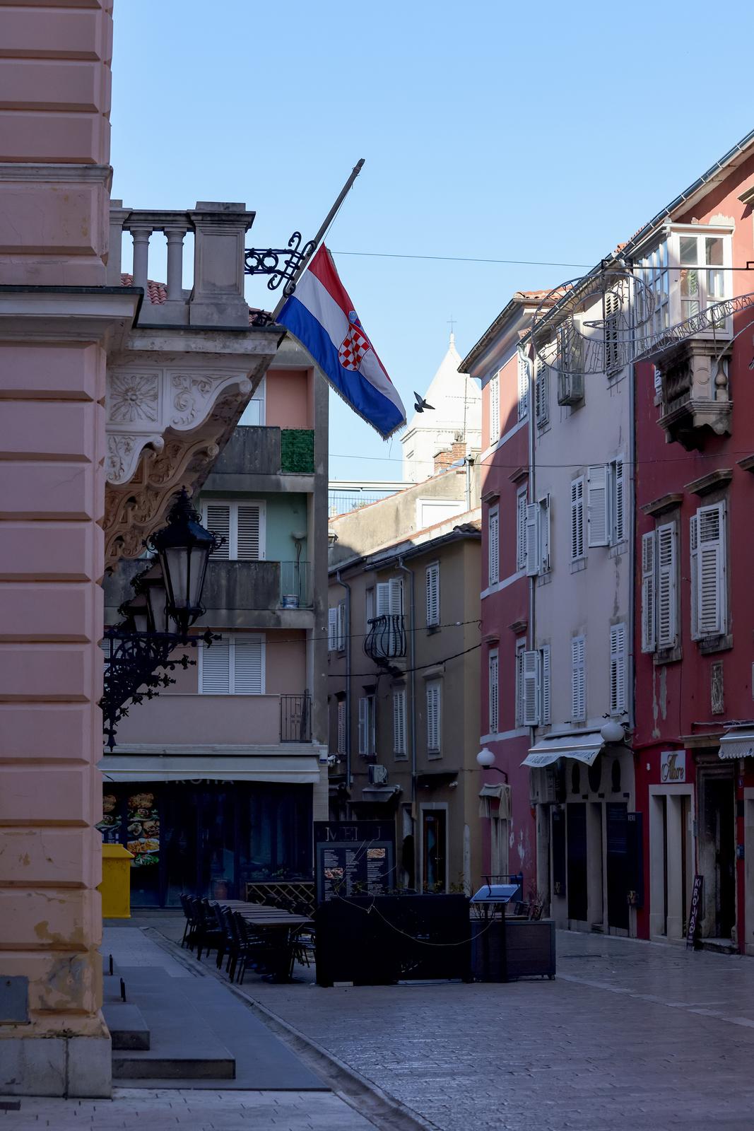 Zbog dana žalosti u Zadru su zastave na pola koplja