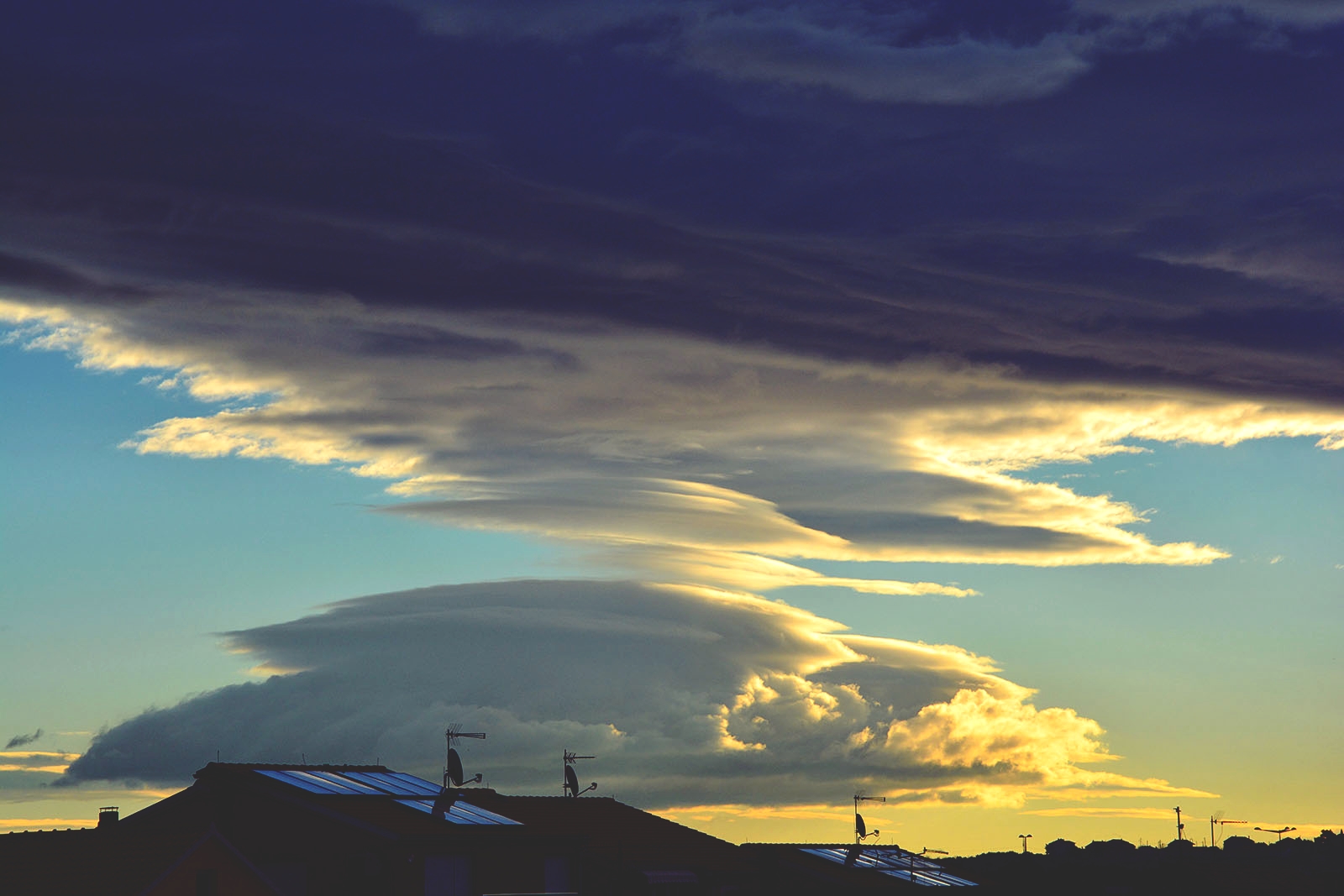 Zimsko svitanje i igra oblaka, foto: Iva Perinčić Zimsko svitanje i igra oblaka, foto: Iva Perinčić