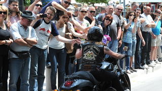 Zadar, 280511.
Odrzana je parada Harley Davidson motora izmedju Zadra i Biograda u kojoj je sudjelovalo vise tisuca motora. Oko 12 sati s Borika u Zadru krenula je kolona Harley Davidsona duga 4 kilometra koja se zaputila u Biograd gdje se odrzavaju dani Zadar, 280511.
Odrzana je parada Harley Davidson motora izmedju Zadra i Biograda u kojoj je sudjelovalo vise tisuca motora. Oko 12 sati s Borika u Zadru krenula je kolona Harley Davidsona duga 4 kilometra koja se zaputila u Biograd gdje se odrzavaju dani