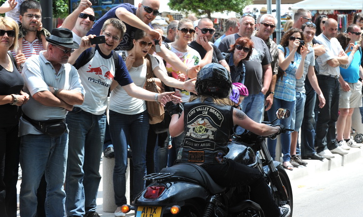 Zadar, 280511.
Odrzana je parada Harley Davidson motora izmedju Zadra i Biograda u kojoj je sudjelovalo vise tisuca motora. Oko 12 sati s Borika u Zadru krenula je kolona Harley Davidsona duga 4 kilometra koja se zaputila u Biograd gdje se odrzavaju dani Zadar, 280511.
Odrzana je parada Harley Davidson motora izmedju Zadra i Biograda u kojoj je sudjelovalo vise tisuca motora. Oko 12 sati s Borika u Zadru krenula je kolona Harley Davidsona duga 4 kilometra koja se zaputila u Biograd gdje se odrzavaju dani
