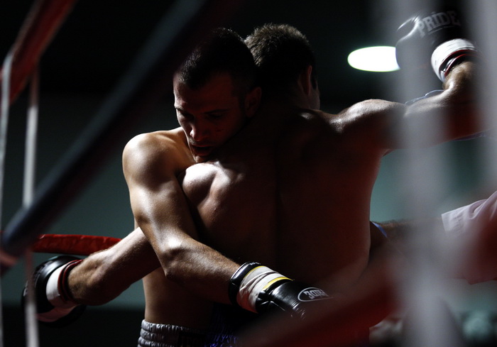 Zadar, 230910
U Fitness klubu Omnia u Zadru odrzani boksacki mecevi izmedju Hrvatskih i Madjarskih boksaca. Na slici detalj iz ringa.
Foto: Jure Miskovic / CROPIX Zadar, 230910
U Fitness klubu Omnia u Zadru odrzani boksacki mecevi izmedju Hrvatskih i Madjarskih boksaca. Na slici detalj iz ringa.
Foto: Jure Miskovic / CROPIX