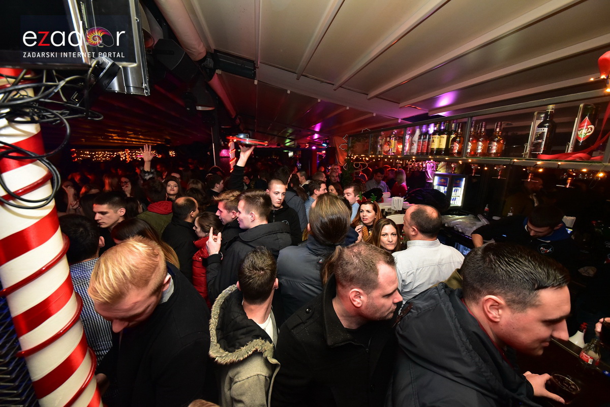 Tisuće Zadrana uživalo na krcatom Narodnom trgu i Tgu Petra Zoranića uz Tomislava Bralića i klapu Intrade Tisuće Zadrana uživalo na krcatom Narodnom trgu i Tgu Petra Zoranića uz Tomislava Bralića i klapu Intrade