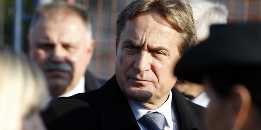 Skabrnja, 181111.
20. obljetnica stradanja Skabrnje. U Skabrnji je uz govore na trgu ispred crkve odrzano i polaganje vijenaca na groblju. 
Na slici: ministar Bozidar Kalmeta.
Foto: Jure Miskovic / CROPIX