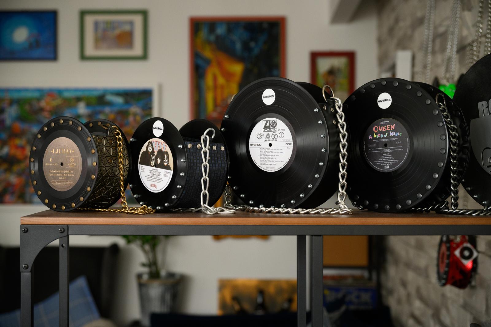 Miljana Jovičić proizvodi torbice od starih gramofonskih ploča