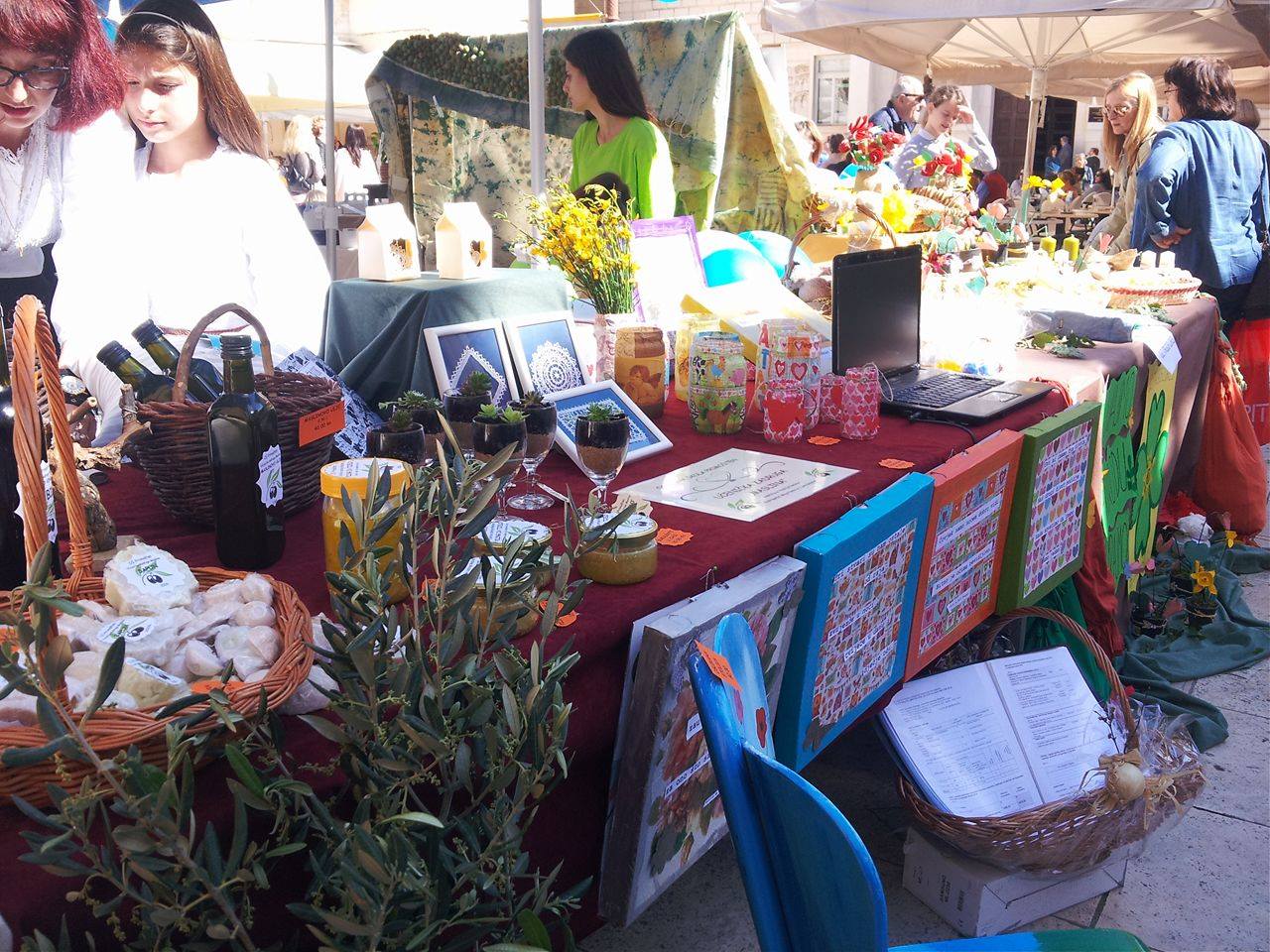 smotra učeničkih zadruga na Narodnom trgu; kreativnost na djelu; suveniri