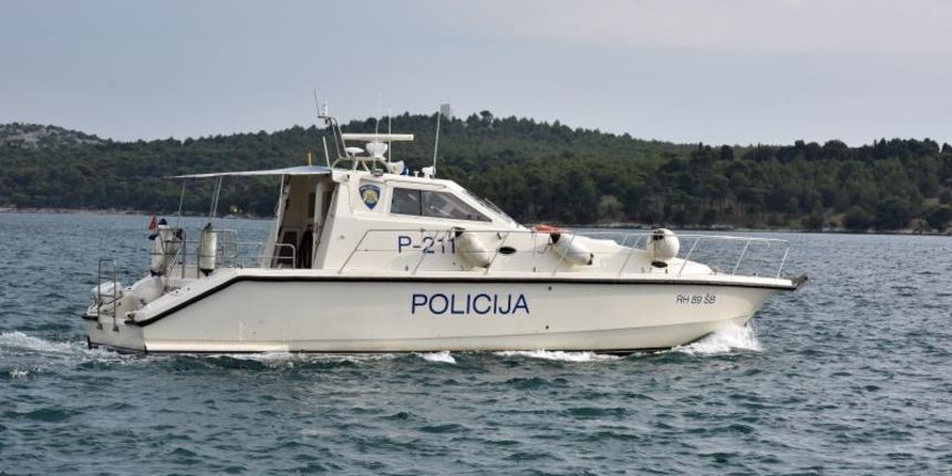 Sibenik – Dolaskom veceg broja nauticara i pomorska policija ima sve vise posla. Photo: Hrvoje Jelavic/PIXSELL Autor  Hrvoje Jelavic/PIXSELL Ključne riječi  policija, brod, more, intervencija, pomorska policija, ilustracija, editorial stock, brod pomorske