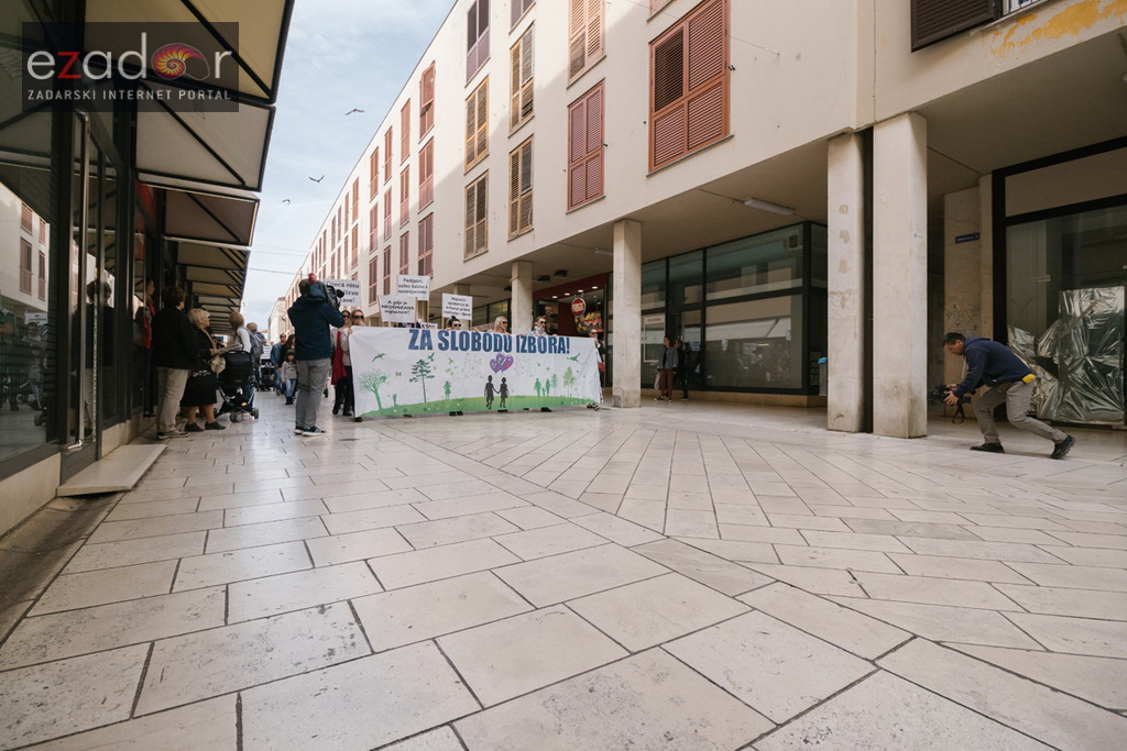 Prosvjedni skup roditelja protiv politike obaveznog cijepljenja Prosvjedni skup roditelja protiv politike obaveznog cijepljenja