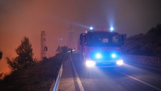 Tučepi: Požar se širi, zahvatio ranč i kuće, vatrogasci u akciji