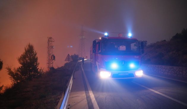 Tučepi: Požar se širi, zahvatio ranč i kuće, vatrogasci u akciji