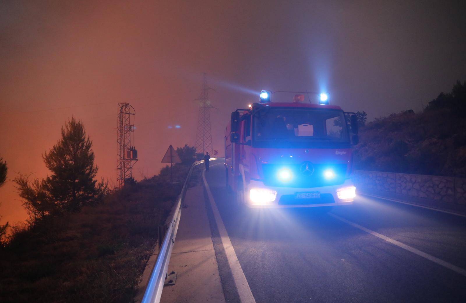 Tučepi: Požar se širi, zahvatio ranč i kuće, vatrogasci u akciji