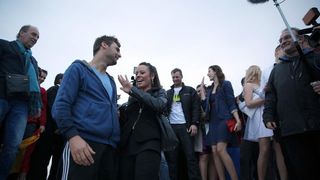 04.04.2014., Zadar – Australac Jason Grdovich zaprosio je svoju djevojku na Morskim Orguljama nakon devet godina veze, a cinu su svjedocili popularni pjevac Mladen Grdovic, gradonacelnik Bozidar Kalmeta, predsjednik zadarske TZ Zvonko Supe te mnogi medi