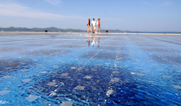 Zadar, 100809.
Zadarska atrakcija Pozdrav Suncu i nakon postavljanja video nadzora na meti je vandala , ponovno su ostecene dvije ploce.
Foto: Andrija Lucic / CROPIX