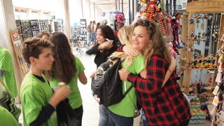 Prvi dan akcije “72 sata bez kompromisa”. Zagrlitelji na Kalelargi. Foto: Ines Grbić Prvi dan akcije “72 sata bez kompromisa”. Zagrlitelji na Kalelargi. Foto: Ines Grbić