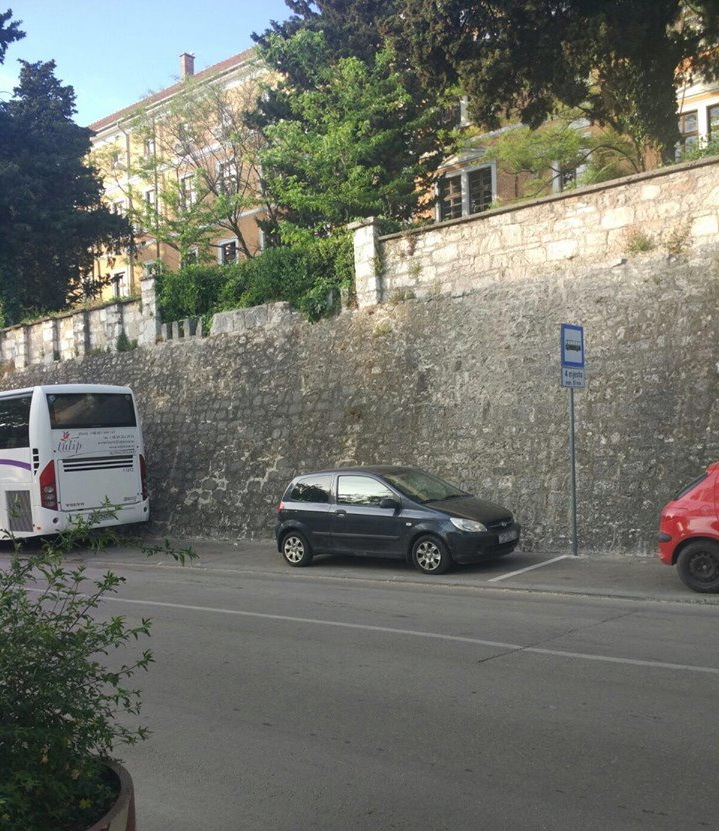Svakodnevne situacije zadarskom na poluotoku: prometne nevolje zbog lošeg rješenja ukrcajno/iskrcajnih mjesta za turističke autobuse