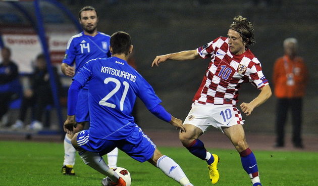 Zagreb, 070910.Stadion Maksimir.Kvalifikacijska utakmica za Euro 2012 Hrvatska – Grcka.Na slici: Luka Modric i Katsouranis Konstantinos.Foto: Boris Kovacev / CROPIX