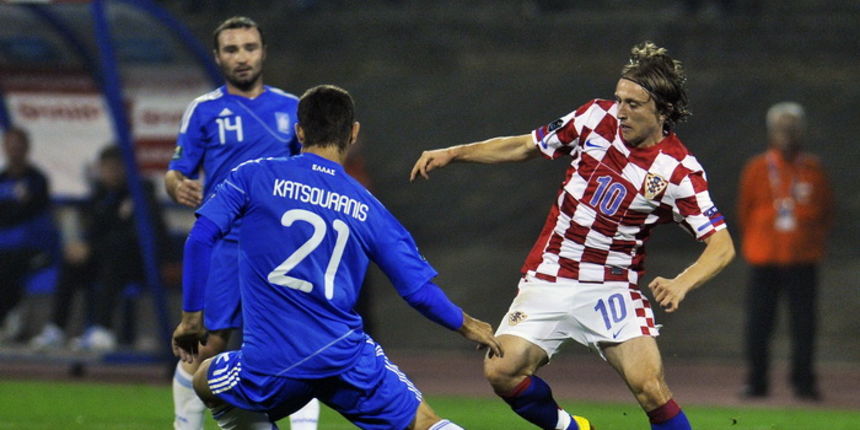 Zagreb, 070910.Stadion Maksimir.Kvalifikacijska utakmica za Euro 2012 Hrvatska – Grcka.Na slici: Luka Modric i Katsouranis Konstantinos.Foto: Boris Kovacev / CROPIX