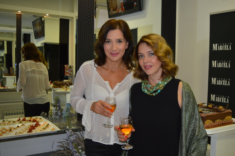 Da je čokolada omiljena svima već je dobro poznato no glumice Ecija Ojdanić, Sanja Vejnović, Ana Vilenica i Ana Begić posebno su uživale u slasticama na proslavi rođendana Studia Marcela međusobno prepričavajući dogodovštine sa seta. Da je čokolada omiljena svima već je dobro poznato no glumice Ecija Ojdanić, Sanja Vejnović, Ana Vilenica i Ana Begić posebno su uživale u slasticama na proslavi rođendana Studia Marcela međusobno prepričavajući dogodovštine sa seta.